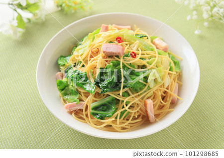 Classic Spring Pasta, Spring Cabbage and Bacon Peperoncino 101298685
