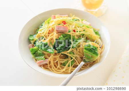 經典春季意大利面、春季捲心菜和培根胡椒粉 經典春季意大利面、春季捲心菜和培根胡椒粉 101298690