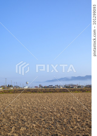 晨霧、街景和熱氣球[北安曇郡池田町] 101299093