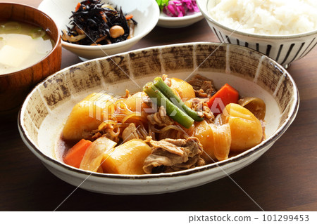 Nikujaga餐桌上的套餐 Nikujaga餐桌上的套餐 101299453