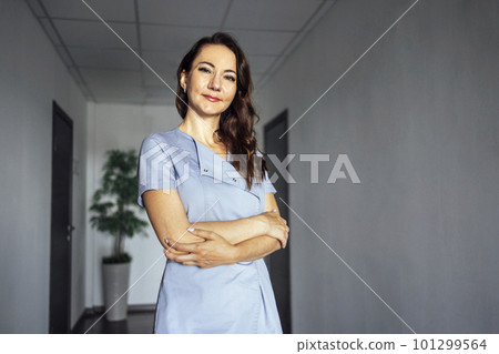 Smiling medical woman doctor overlight grey background 101299564