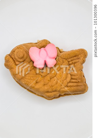 Tasty-looking mini taiyaki with a cute ribbon 101300396