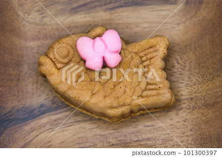 Tasty-looking mini taiyaki with a cute ribbon 101300397