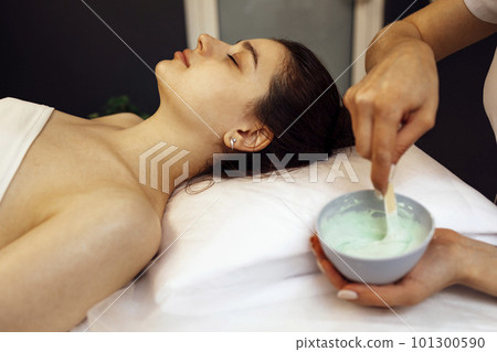 Beautician Applying Alginate Mask On Female Face With Smooth Soft Skin 101300590