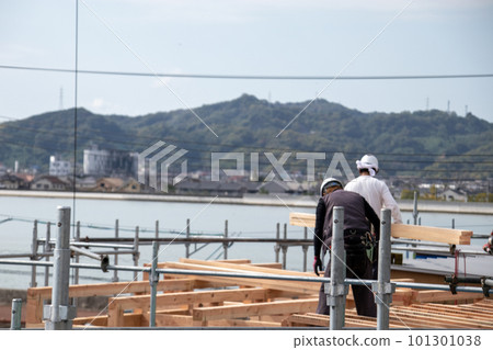 住宅建築工地的高空作業和起重機 住宅建築工地的高空作業和起重機 101301038
