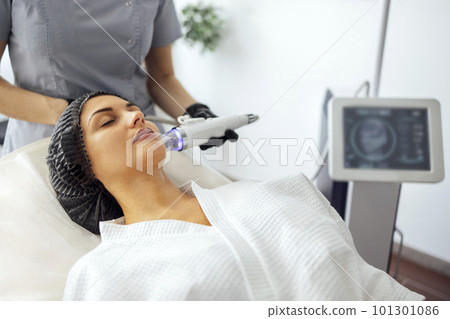 Microneedle RF lifting procedure. Hardware cosmetology. Microneedle RF lifting procedure. Hardware cosmetology. 101301086