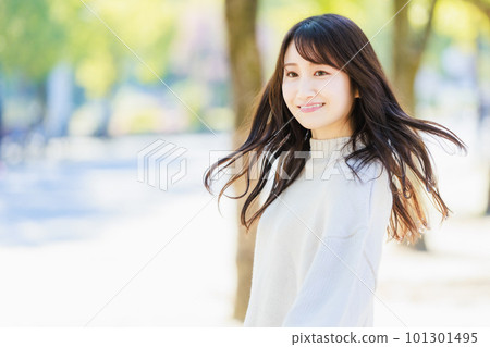 在公園散步的年輕女子 101301495