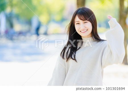 在公園散步的年輕女子 在公園散步的年輕女子 101301694