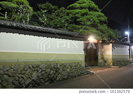 Night view of Japanese house with beautiful gate 101302578