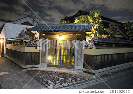 Night view of Japanese house with beautiful gate 101302655