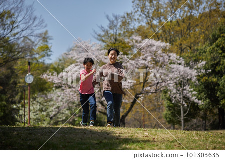 在春天公園玩耍的兒童姐妹 101303635