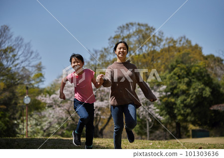 Children sisters playing in the spring park 101303636