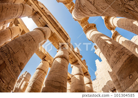 The sun's rays penetrate the columns in the Karnak temple. 101304585