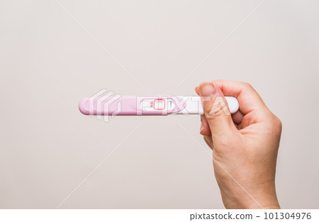 Being disappointed when the pregnancy test is negative [ Image of fertility treatment ] 101304976