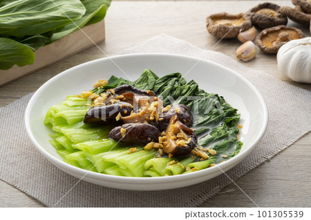 Baby Bok choy or chinese cabbage in mushroom vegetarian sauce with Shitake Mushrooms and fried garlic 101305539