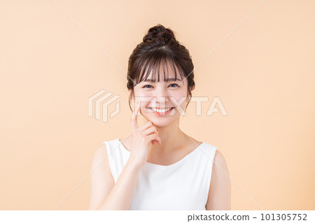 一個年輕的女人,感覺保濕 一個年輕的女人,感覺保濕 101305752