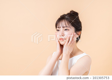 一個年輕的女人,感覺保濕 一個年輕的女人,感覺保濕 101305753