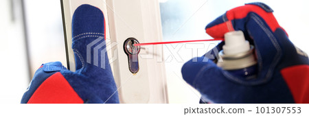 Master in gloves lubricate lock of plastic window 101307553