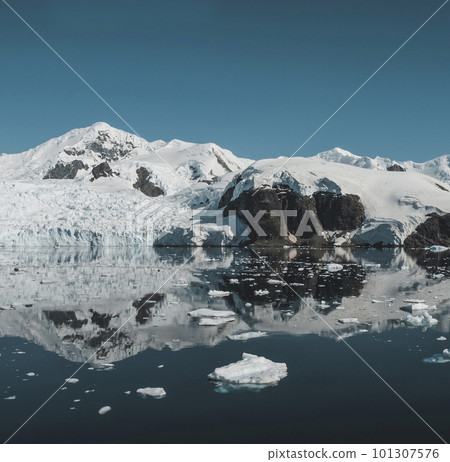 Lemaire strait coast, mountains and icebergs, 101307576