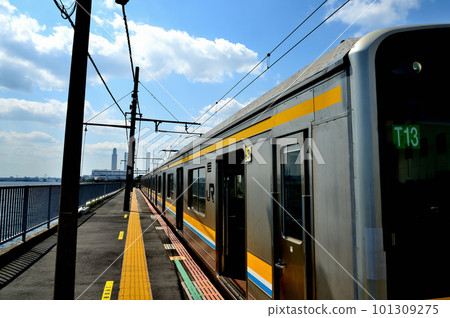 Tsurumi Line train 205 series seen from Umi-Shibaura Station, Yokohama City Tsurumi Line train 205 series seen from Umi-Shibaura Station, Yokohama City 101309275