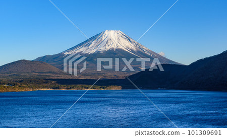 (Yamanashi Prefecture) Superb view of Lake Motosuko and Mt. Fuji in winter, famous tourist spots 101309691