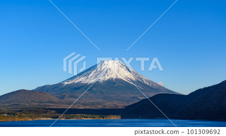 (Yamanashi Prefecture) Superb view of Lake Motosuko and Mt. Fuji in winter, famous tourist spots 101309692