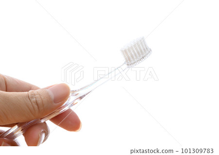 拿著透明牙刷的男性手白色背景牙膏健康習慣修整 101309783