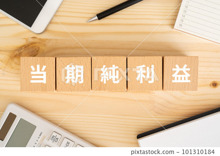 寫成淨收入的塊、計算器、智能手機、筆記本、日曆 101310184