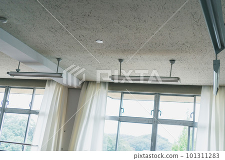 學校教室裡的熒光燈 學校教室裡的熒光燈 101311283