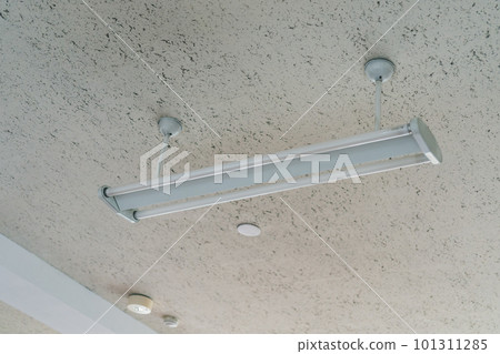 學校教室裡的熒光燈 學校教室裡的熒光燈 101311285