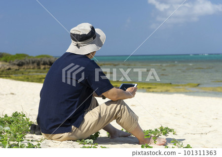 Workation A man who works while traveling 101311363