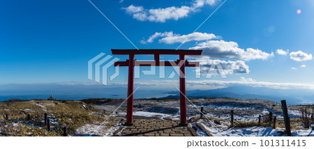 日本神奈川縣足柄下郡箱根町駒嶽山頂的箱根元宮鳥居 101311415
