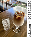 咖啡店的冰咖啡和水 101311830