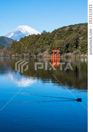 日本 神奈川縣足柄下郡箱根町元箱根港的蘆之湖,背景是箱根神社的和平鳥居和富士山 日本 神奈川縣足柄下郡箱根町元箱根港的蘆之湖,背景是箱根神社的和平鳥居和富士山 101311915