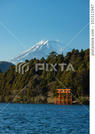 日本 神奈川縣足柄下郡箱根町元箱根港的蘆之湖,背景是箱根神社的和平鳥居和富士山 日本 神奈川縣足柄下郡箱根町元箱根港的蘆之湖,背景是箱根神社的和平鳥居和富士山 101311947