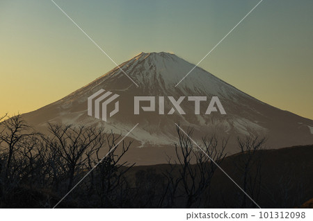 Mt.Fuji with sunset sky and orange color seen from the Hakone Ropeway in Hakone-machi, Ashigarashimo-gun, Kanagawa Prefecture, Japan Mt.Fuji with sunset sky and orange color seen from the Hakone Ropeway in Hakone-machi, Ashigarashimo-gun, Kanagawa Prefecture, Japan 101312098