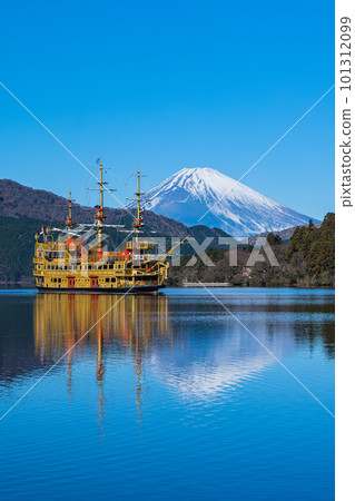 Mount Fuji and Hakone pirate ship seen from Motohakone Port on Lake Ashinoko in Hakone Town, Ashigarashimo District, Kanagawa Prefecture, Japan 101312099