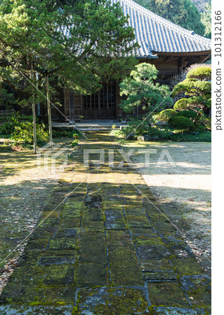 Jufukuji Temple seen from the middle gate in Kamakura City, Kanagawa Prefecture, Japan 101312166