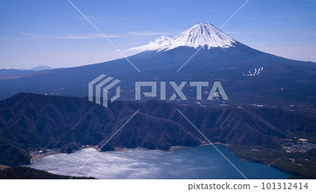 (Yamanashi Prefecture) Superb view of Mt. Fuji and Lake Saiko from Mt. Yukigashira 101312414