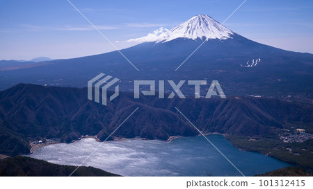(Yamanashi Prefecture) Superb view of Mt. Fuji and Lake Saiko from Mt. Yukigashira 101312415