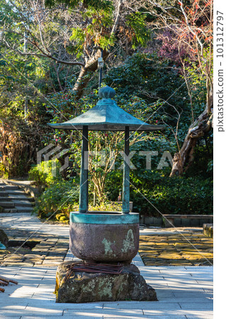 日本神奈川縣鎌倉市杉本寺正殿前的香爐 日本神奈川縣鎌倉市杉本寺正殿前的香爐 101312797