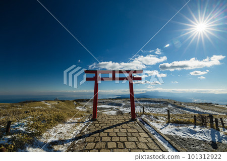 日本神奈川縣足柄下郡箱根町駒嶽山頂的箱根元宮鳥居 101312922