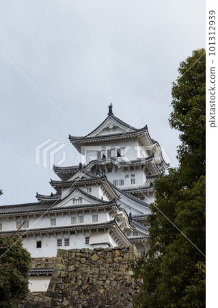 從日本兵庫縣姬路市姬路城三國護城河遺址看到的主要天守閣 從日本兵庫縣姬路市姬路城三國護城河遺址看到的主要天守閣 101312939