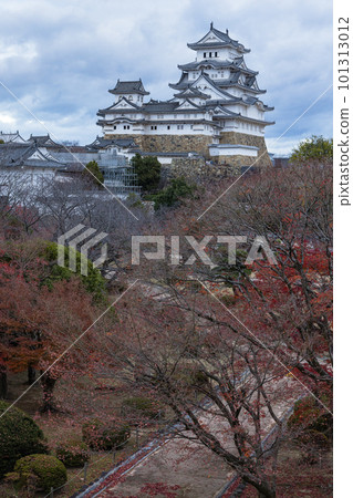 Japan Nishinomaru garden, main keep and small keep seen from the ferry tower of Himeji Castle in Himeji City, Hyogo Prefecture 101313012
