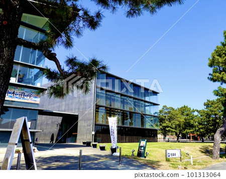 A building that won the Good Design Award of Wakanoura Art Cube shines against the blue sky, Wakayama City 101313064