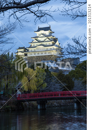 日本兵庫縣姬路市，姬路城的天守閣、外護城河和城見橋點亮 101313214