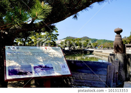 Wakaura, the view of the canal from the Shiogama Shrine side of the Furobashi Bridge, Wakayama City 101313353