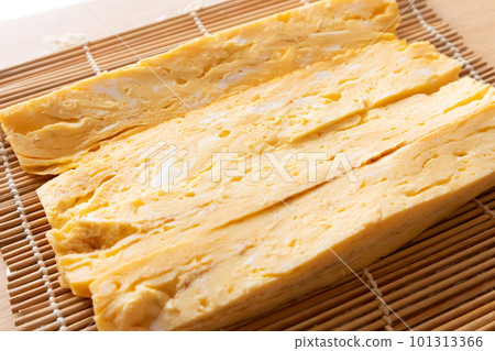 垂直切成四等分的厚煎蛋捲 101313366