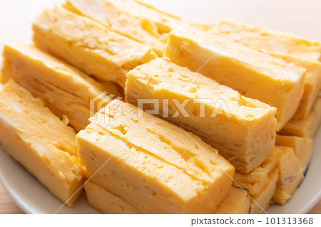 A thick omelet cut for hand-rolled sushi 101313368