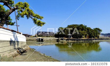 Wakaura, view of the Sandan Bridge from the bank of Ashibe Bridge, Wakayama City 101313378